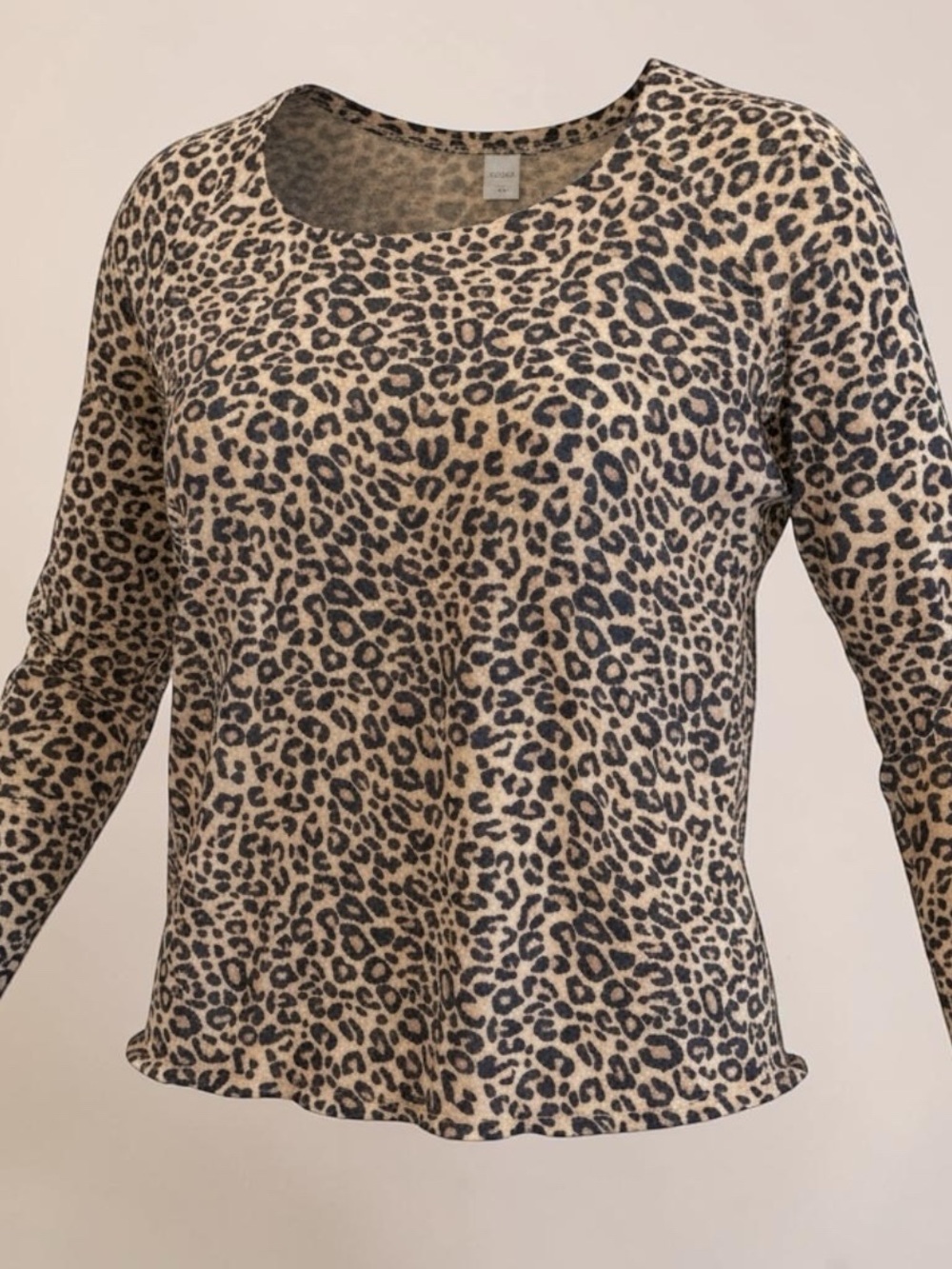 Women 3X Time and Tru Beige and Black Leopard-Print Scoop Neck Long Sleeve Top.